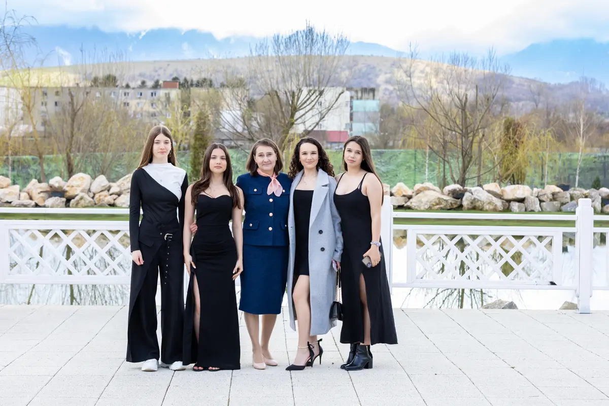Sedinta foto pentru album absolvire de clasa a 8 in Zarnesti la restaurant Transilvania Brasov 2026 - foto Găvenea